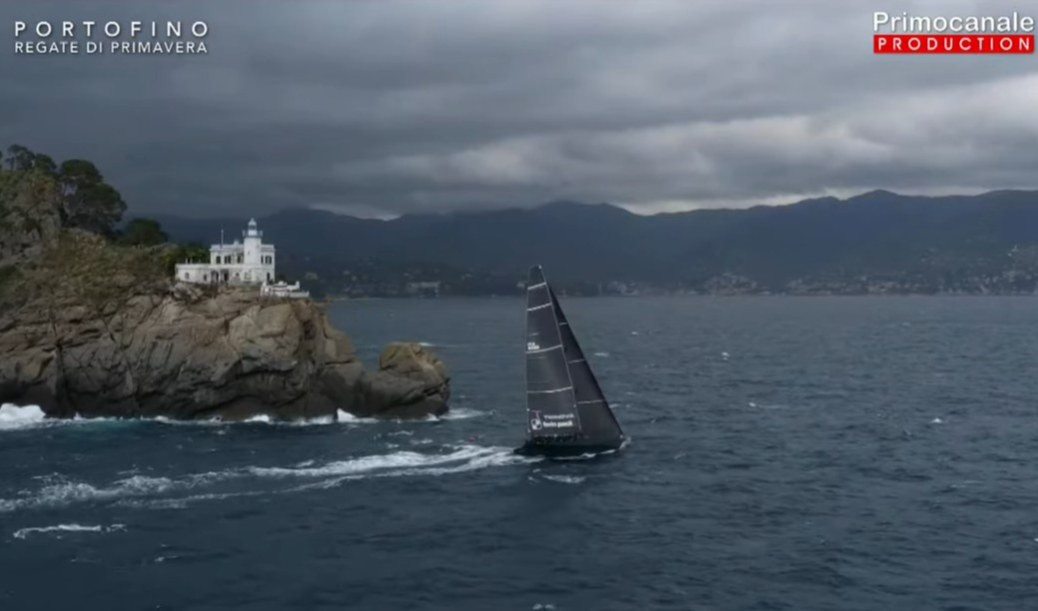 Vento, mare e spettacolo: a Portofino la prima regata è di Twin Soul B 